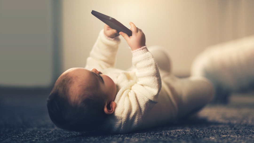 Niña casi pierde la vista por el uso del celular