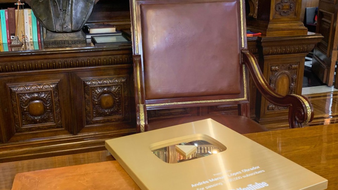 Presume AMLO botón de oro que le otorgó YouTube