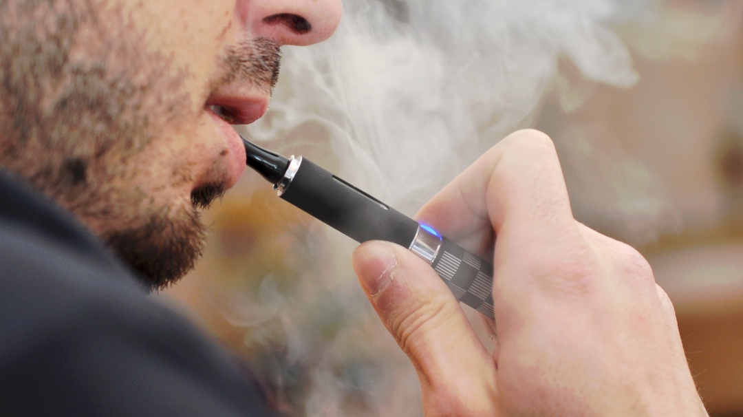 Cigarro electrónico le explota a adolescente y le fractura la mandíbula