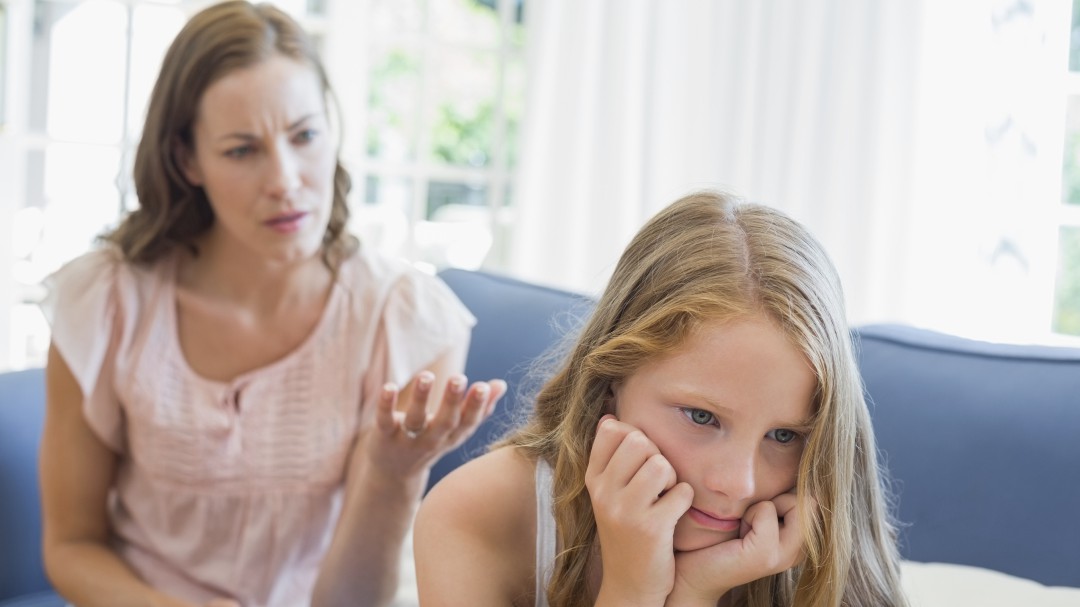 Mamás estrictas suelen tener hijas más exitosas