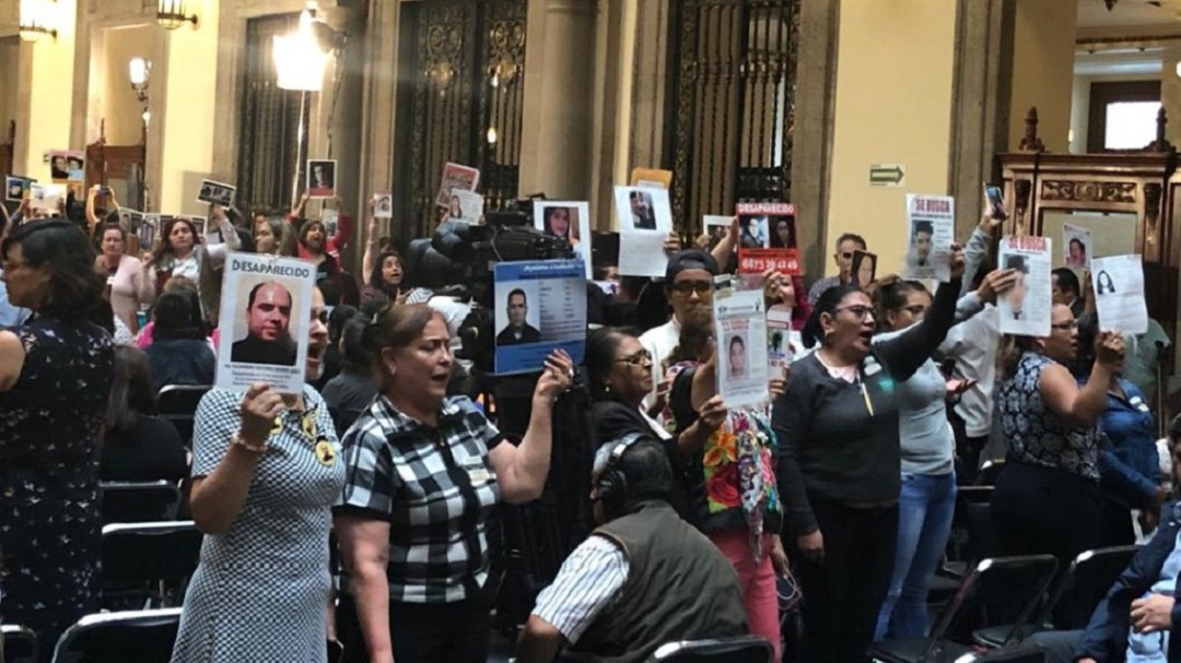 Familiares de desaparecidos encaran a AMLO