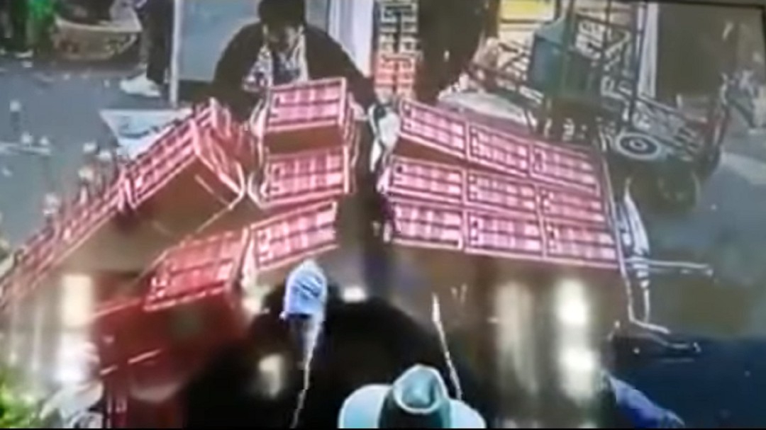 Impactante video; mujer es sepultada por jitomates
