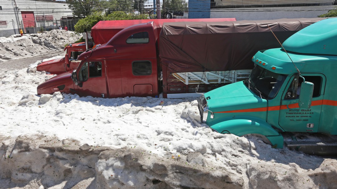 Granizada alcanza metro y medio de altura en Guadalajara