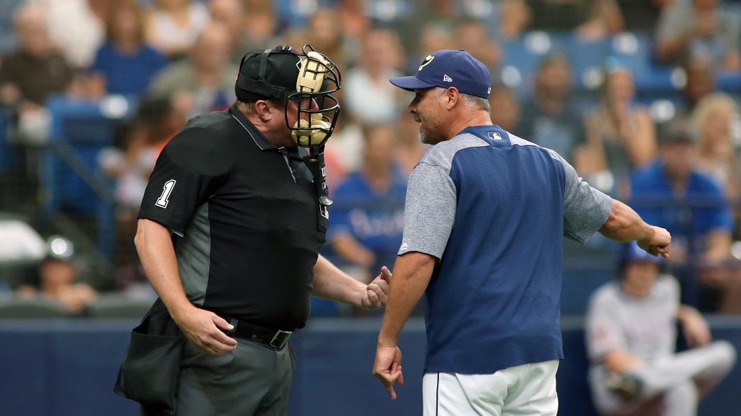Vomito del Umpire detiene un juego de Beisbol