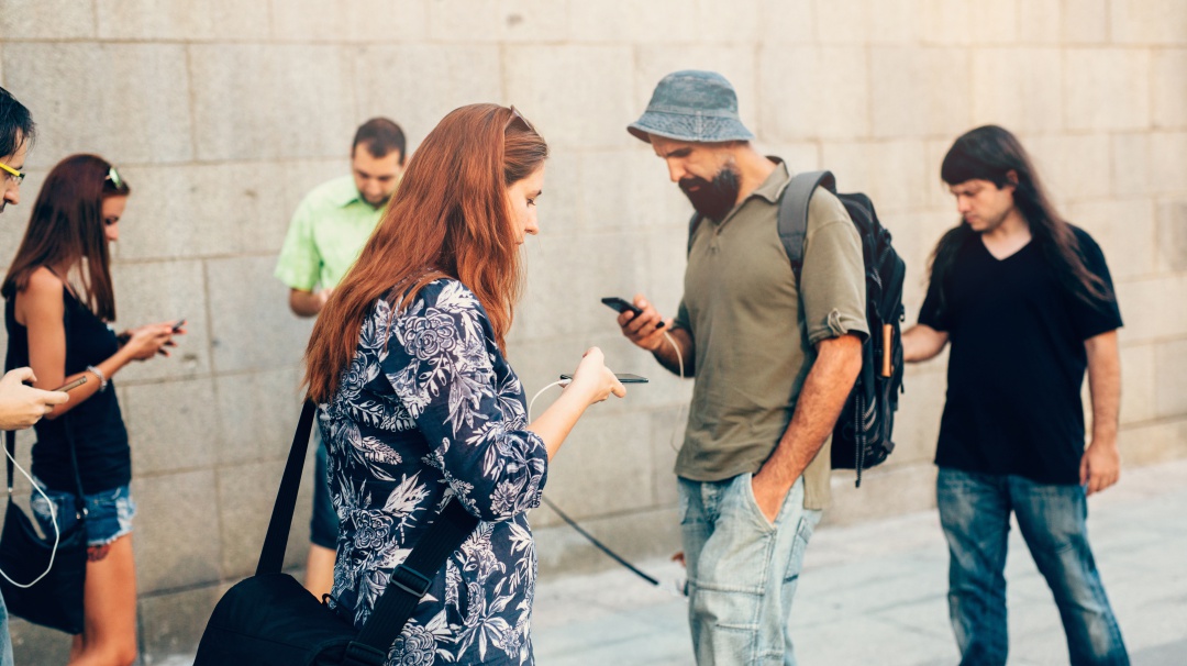 Así podrían ser los humanos en 80 años por usar demasiado el celular