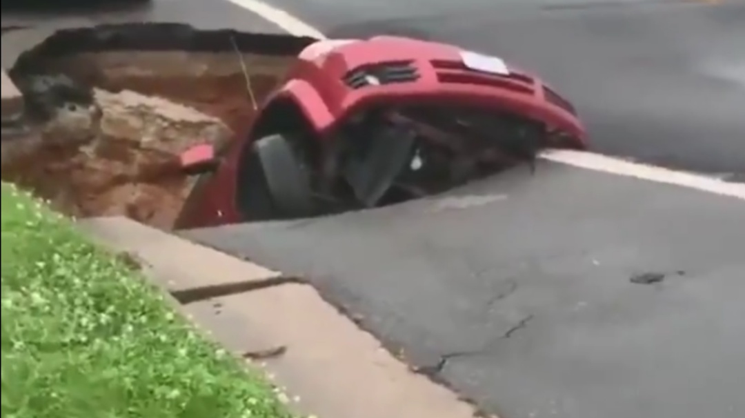 Fue captado el momento en que socavón se traga a un auto por completo