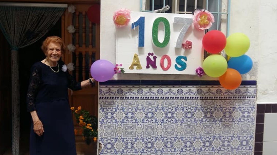 A sus 107 años visita enfermos y recoge ropa usada para los más necesitados