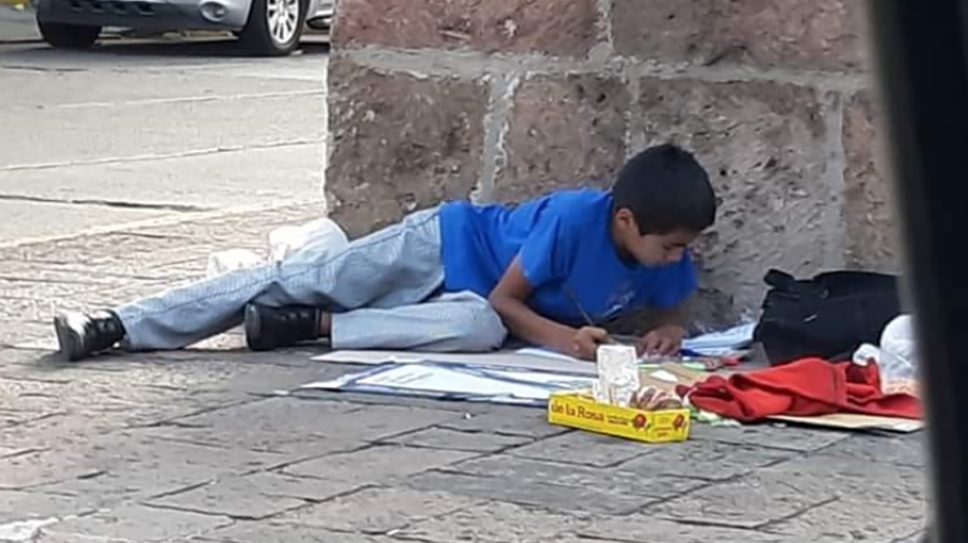 Esfuerzo por superarse; niño estudia mientras vende dulces y se hace viral