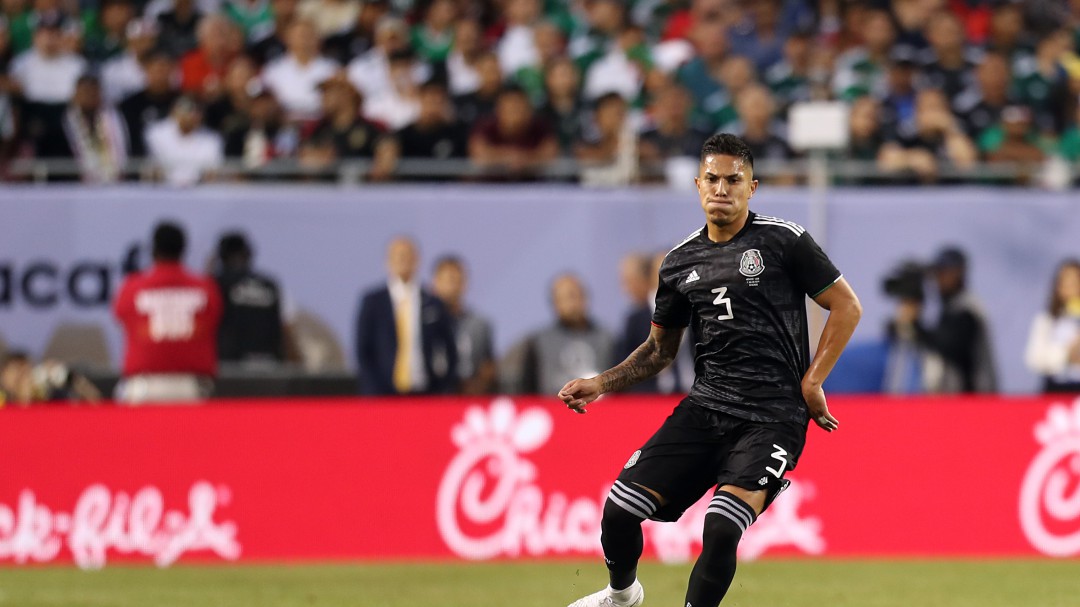 Captan a Carlos Salcedo echándose unas cervezas