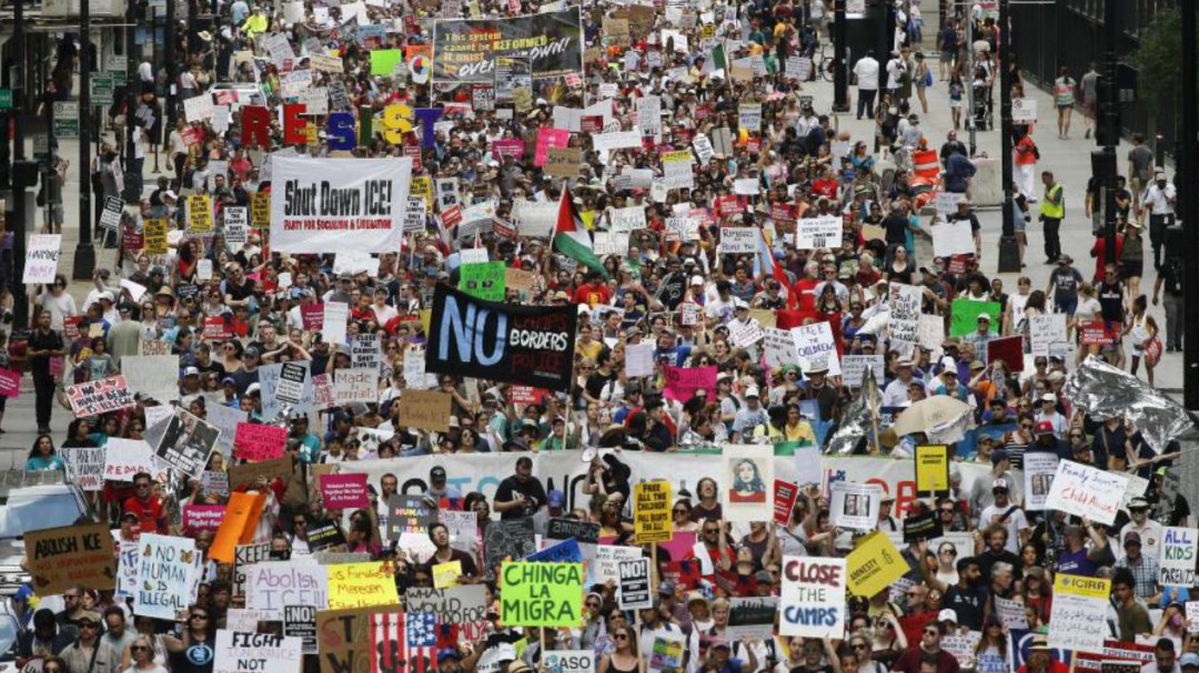Protestan en Chicago contra redadas masivas de Trump