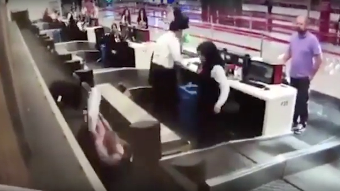 Ouch; se sube a cinta de equipaje pensando que la llevaría al avión