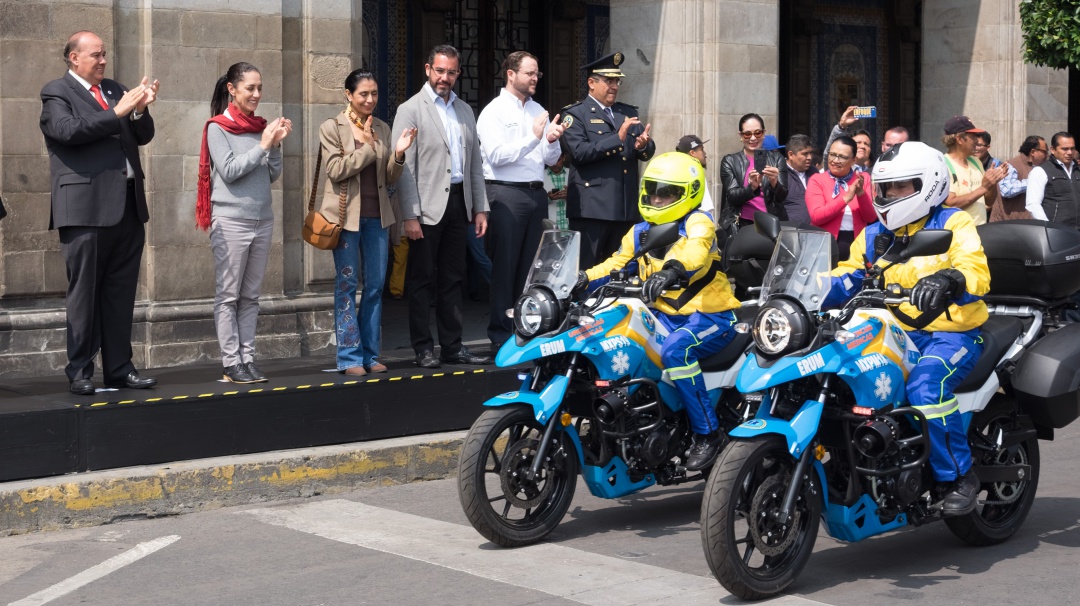 Da Sheinbaum banderazo a paramédicos en moto que atenderán emergencias CDMX