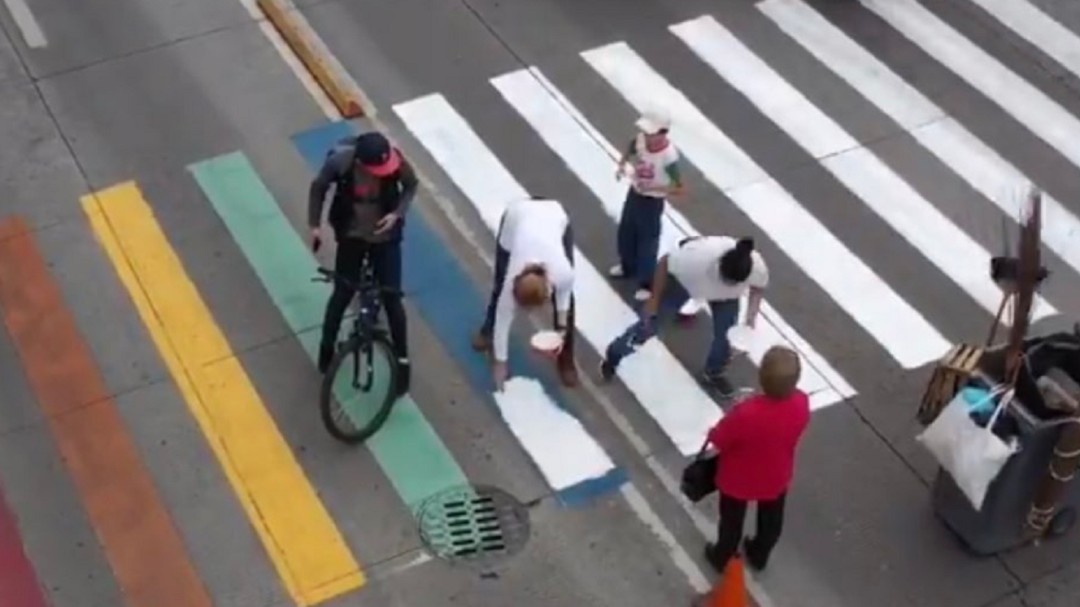 Les quitan el color del orgullo; pintan de blanco los pasos peatonales