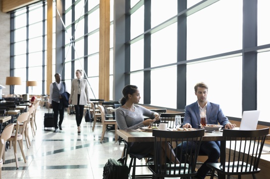 Estas son algunas cosas que debes evitar comprar en un aeropuerto Estas son algunas cosas que debes evitar comprar en un aeropuerto