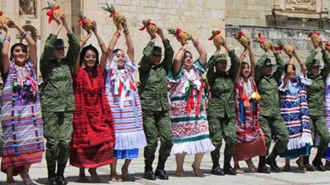 Militares dejaron sus armas para bailar en la Guelaguetza