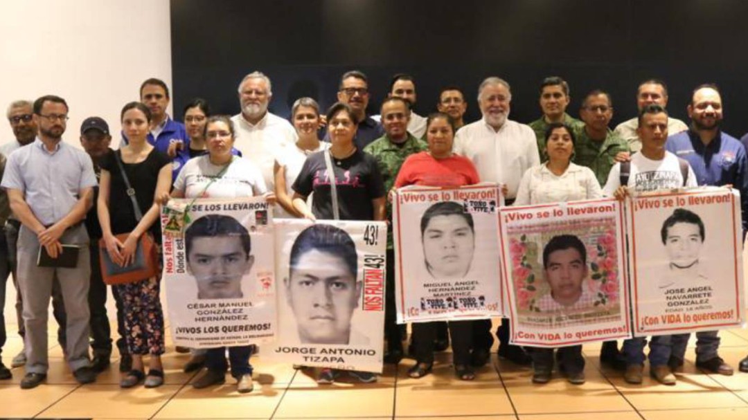 Padres de los 43 normalistas inspeccionan batallón de Iguala