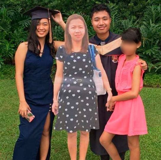 Con una foto en tamaño real recuerda a su madre durante graduación Con una foto en tamaño real recuerda a su madre durante graduación