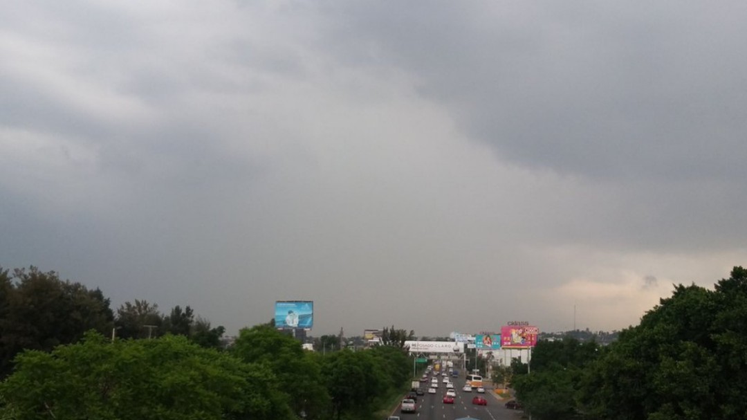 Lluvia abre bache poncha llantas en carretera a Chapala