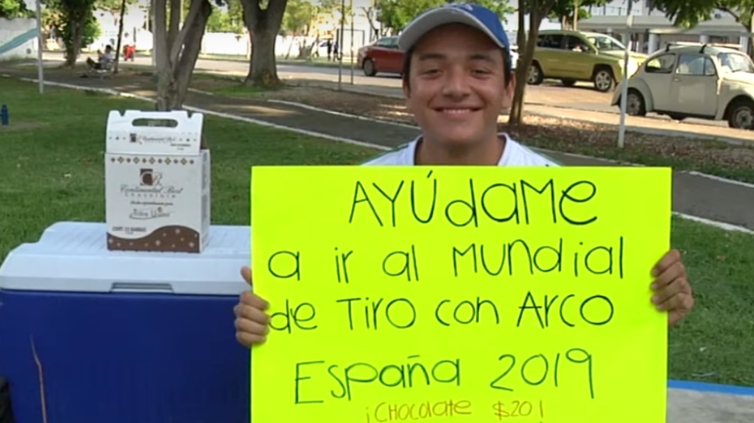 No se rinde; arquerista yucateco vende chocolates para competir en Mundial