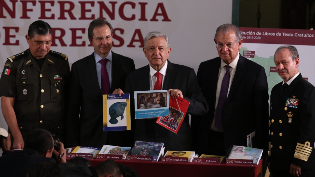 Habrá equidad en la entrega de libros de texto gratuito: AMLO