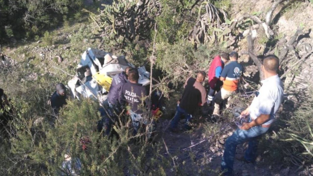 Camioneta cae a barranco en Hidalgo; hay 8 muertos
