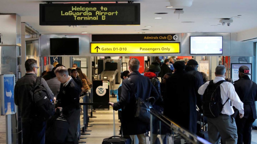 Colapsa sistema de aduanas en aeropuertos de EU