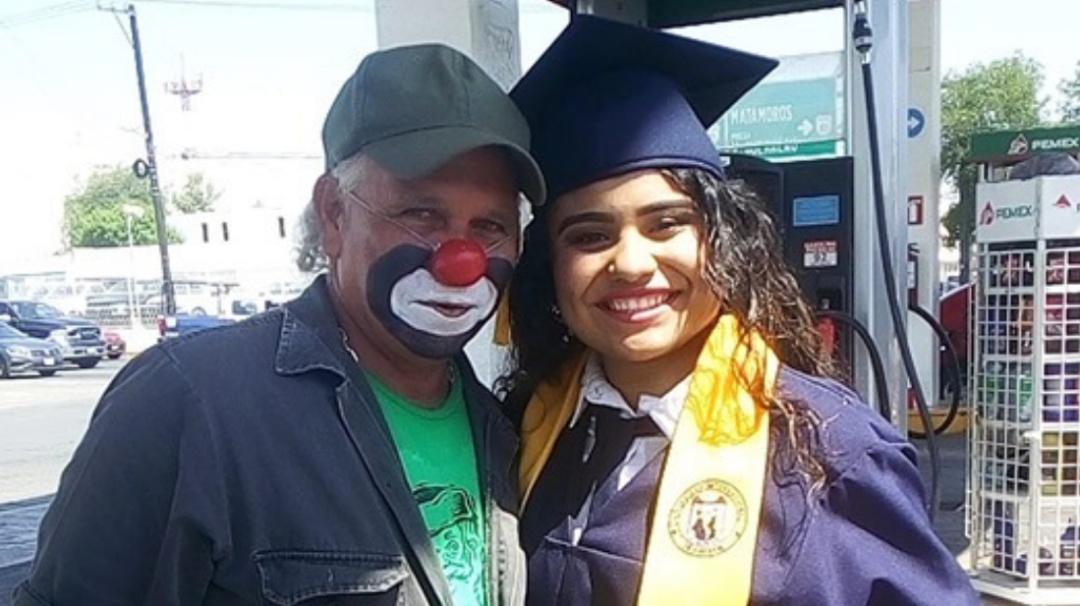 Joven lleva diploma al trabajo de su padre que no pudo ir a graduación