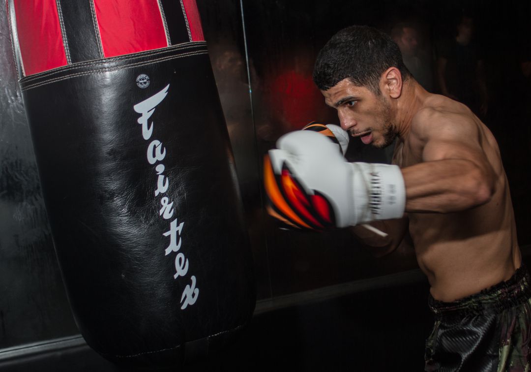 Ladrón intenta robar celular a peleador de MMA y termina en el hospital