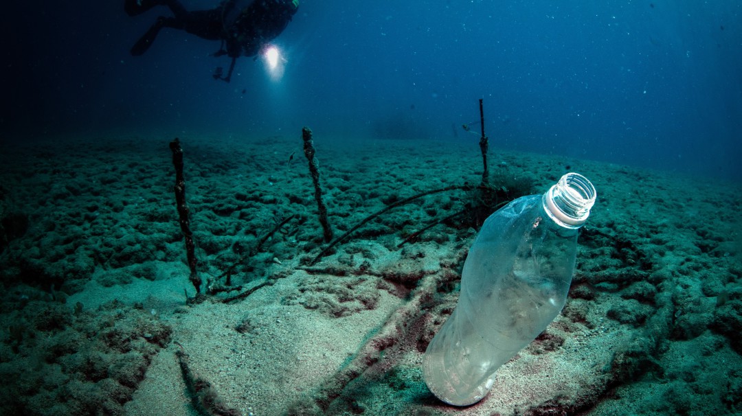 Hallan concentración extraordinaria de microplásticos en Océano Atlántico