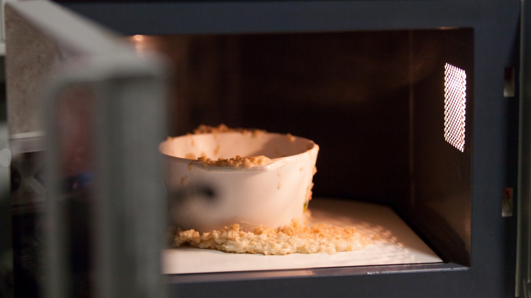 Estos son los alimentos y objetos que jamás debes meter en un microondas