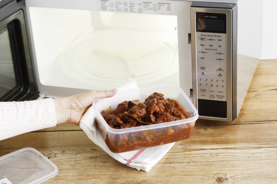 Estos son los alimentos y objetos que jamás debes meter en un microondas Estos son los alimentos y objetos que jamás debes meter en un microondas