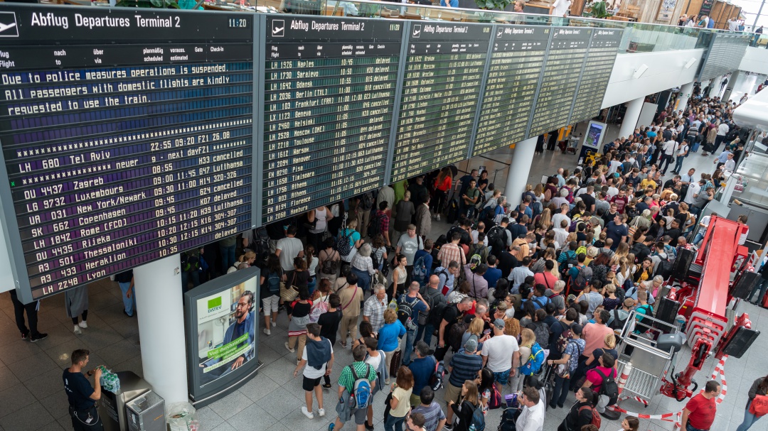 Pasajero distraído comete error y causa la cancelación de 130 vuelos