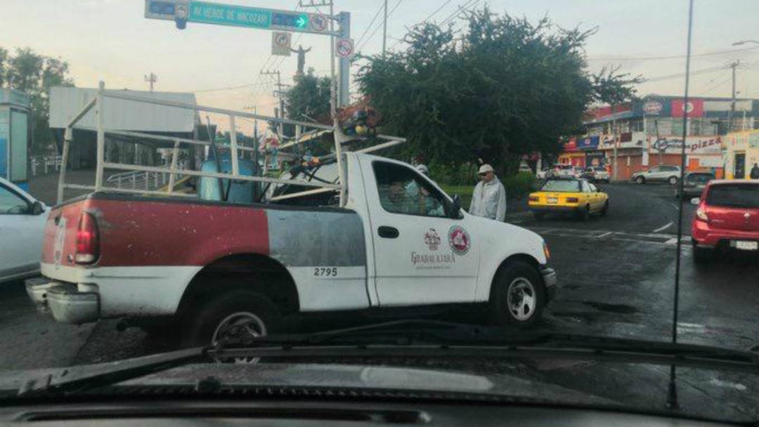 Camioneta oficial de Guadalajara cae a socavón
