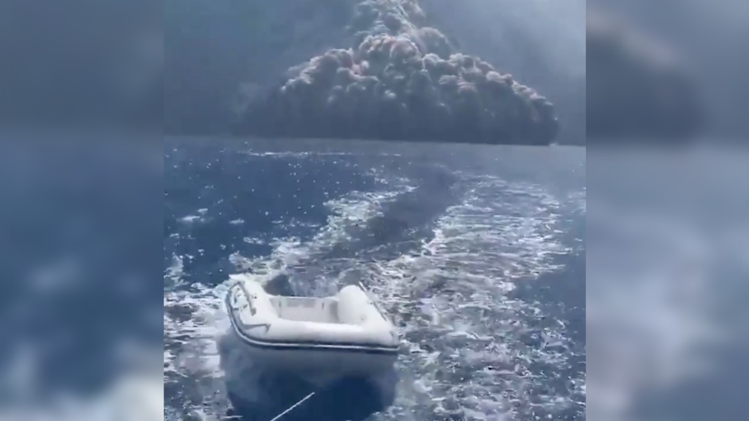 Volcán Strómboli hace erupción y navegante capta increíble escape