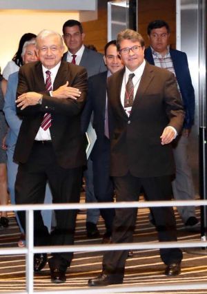 AMLO regaña a sus legisladores AMLO regaña a sus legisladores