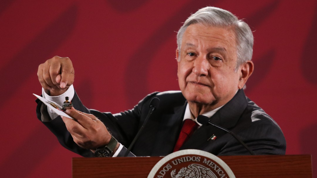 Exhibe AMLO cámara espía encontrada en Palacio Nacional