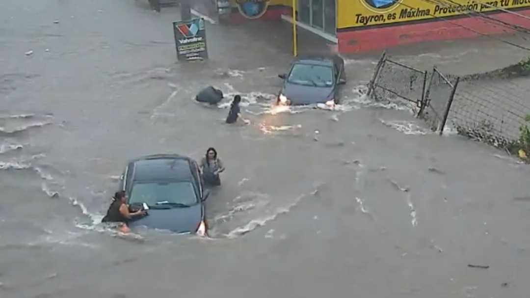 Coladera "traga" a mujer en Culiacán durante las fuertes inundaciones