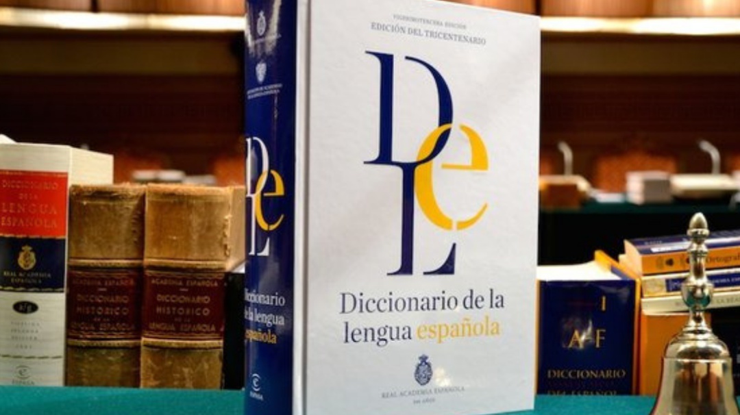 Es correcto decir "subir para arriba" y "bajar para abajo" según la RAE