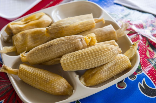 Un tamal tiene alrededor de 153 calorías por 100 gramos Un tamal tiene alrededor de 153 calorías por 100 gramos