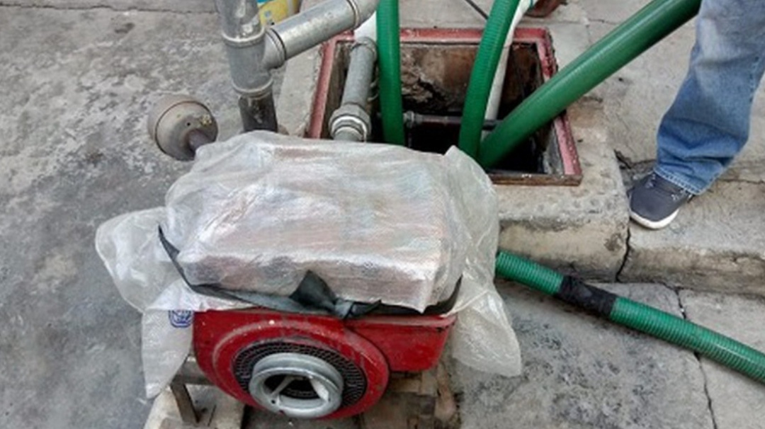 Aseguran presunta toma clandestina de agua dentro de una casa