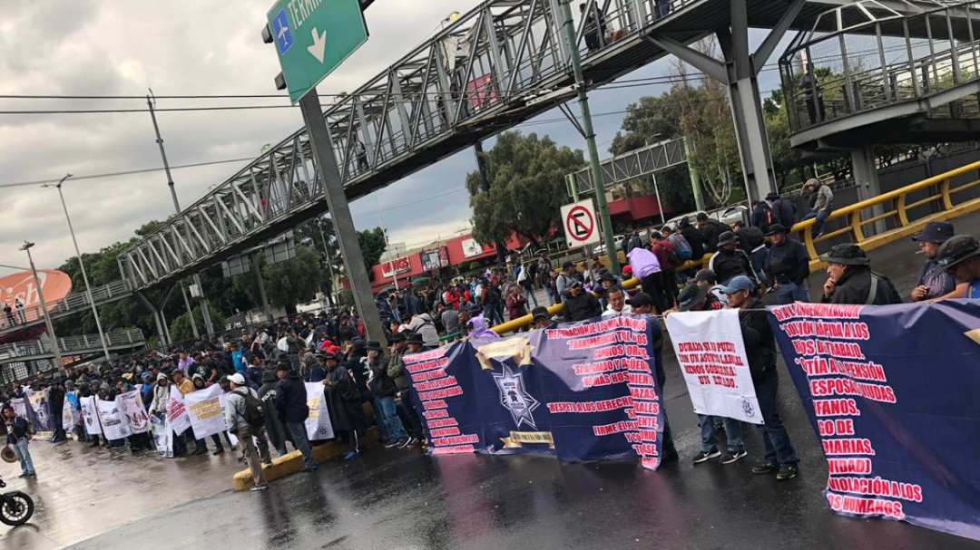 Policías federales mantienen bloqueo en AICM