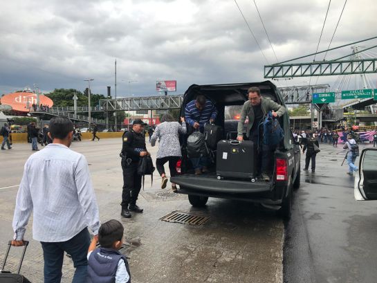 Policías federales mantienen bloqueo en AICM Policías federales mantienen bloqueo en AICM