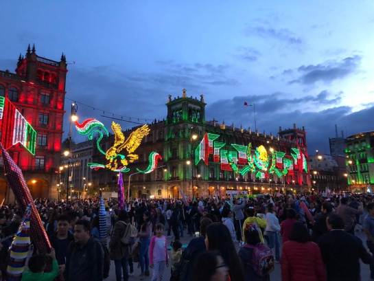 En los primeros festejos patrios se solicitaba al pueblo iluminar sus casas, tradición que tiene su expresión moderna en el decorado del Zócalo En los primeros festejos patrios se solicitaba al pueblo iluminar sus casas, tradición que tiene su expresión moderna en el decorado del Zócalo