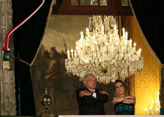 AMLO salió al balcón de Palacio Nacional acompañado de su esposa, Beatriz Gutiérrez, la noche de El Grito AMLO salió al balcón de Palacio Nacional acompañado de su esposa, Beatriz Gutiérrez, la noche de El Grito