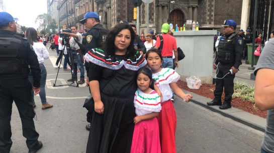 La gente también llegó ataviada de trajes patrios al Zócalo de la CDMX La gente también llegó ataviada de trajes patrios al Zócalo de la CDMX