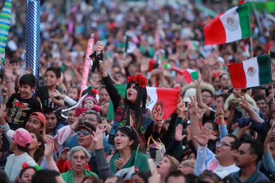 Asistentes al Zócalo en los festejos del 15 de septiembre Asistentes al Zócalo en los festejos del 15 de septiembre