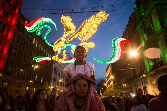 Personas de todas las edades asistieron al Zócalo para dar El Grito Personas de todas las edades asistieron al Zócalo para dar El Grito