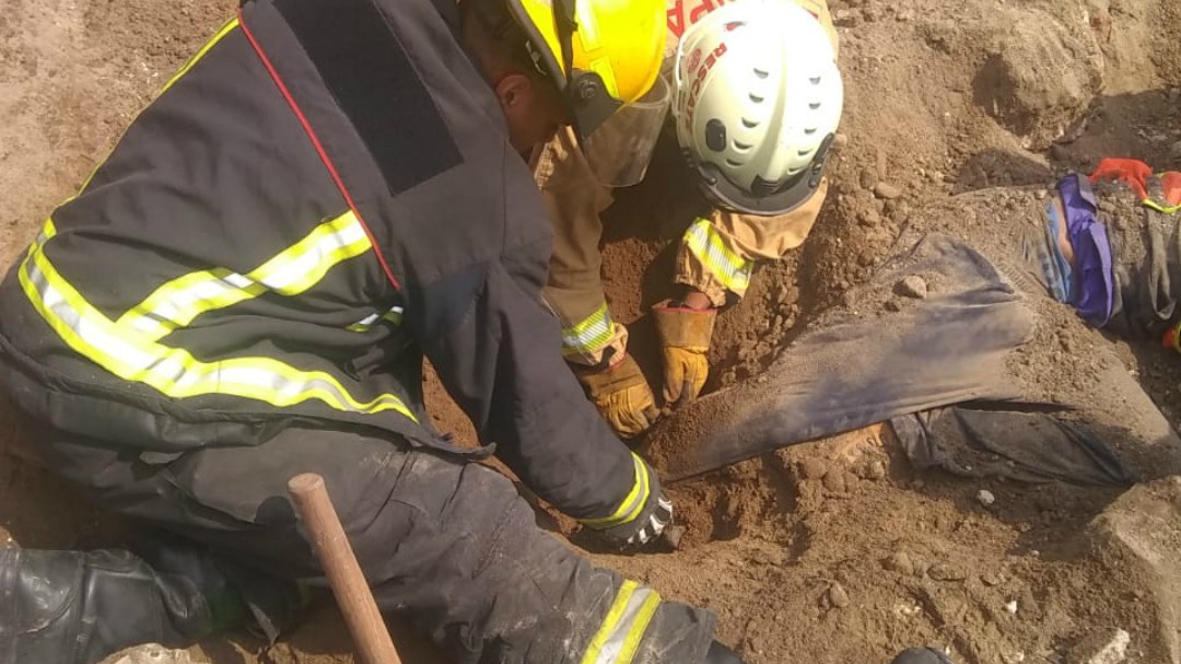 Rescatan a un niño de entre los escombros tras derrumbe de una barda