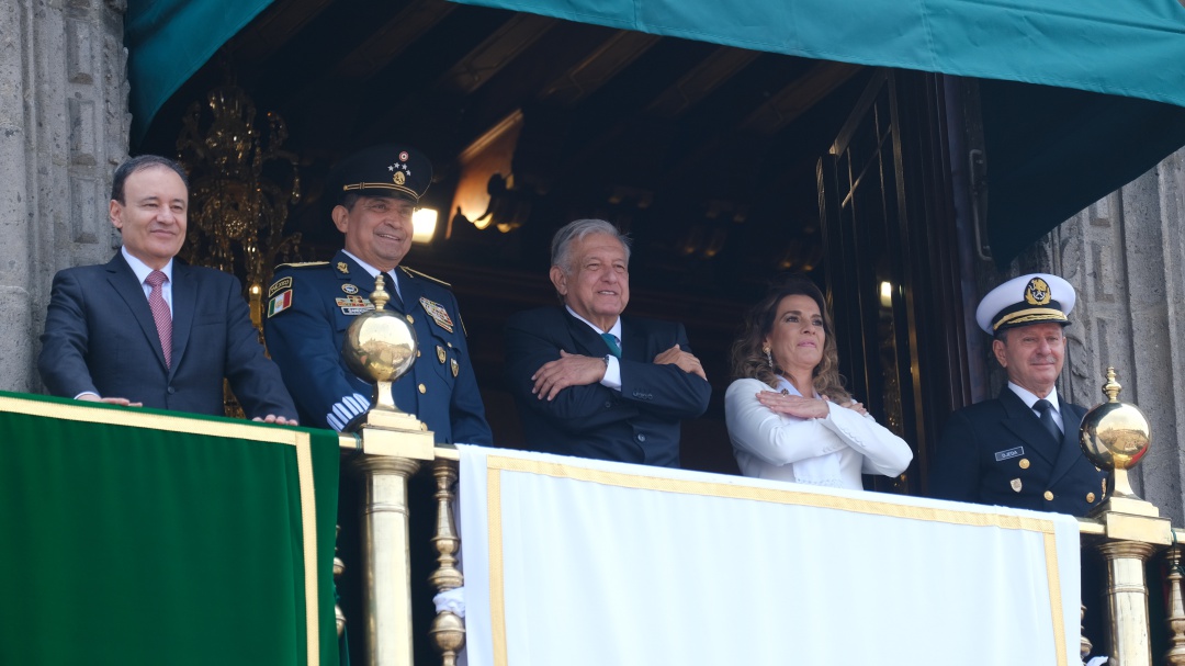 AMLO encabezó desfile cívico militar en 209 aniversario de la Independencia