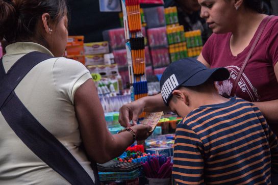 niño-roba-utiles-para-hacer-tarea niño-roba-utiles-para-hacer-tarea